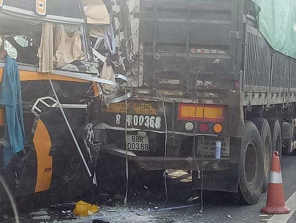 Xe khách húc đuôi xe tải trên cao tốc Nội Bài - Lào Cai