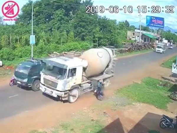 Xe bồn lao với 'tốc độ bàn thờ', người phụ nữ thoát chết trong gang tấc