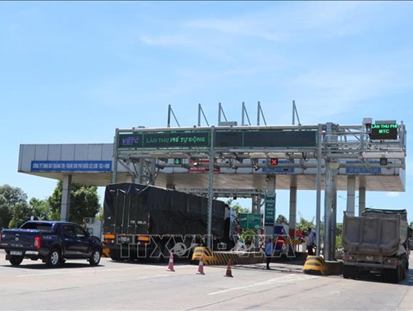 Hàng trăm xe bám đuôi nhau vượt trạm thu phí không dừng để trốn vé