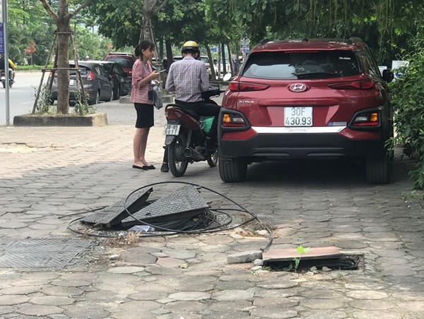 Hố ga không nắp “bẫy” người đi bộ trên phố Dương Đình Nghệ