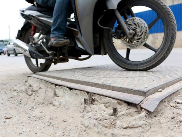 Những cái 'bẫy chết người' do nắp hố ga cao hơn mặt đường
