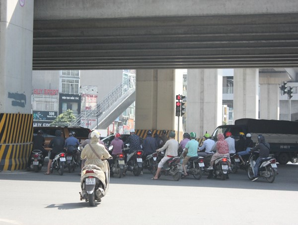 Chùm ảnh: Muôn kiểu vi phạm giao thông ngày nắng nóng