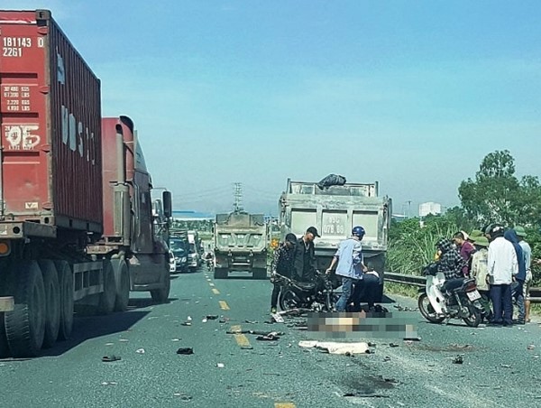 Xe tải tông tử vong 2 người đi xe máy ở Hà Nam
