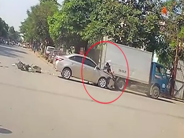  Không nhường nhau giữa giao lộ người đàn ông bay lên nắp capô xe tại Hà Nội 