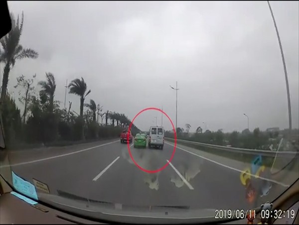 Clip: Bất chấp nguy hiểm, hai xe dồn ép, tạt đầu, “bẫy” nhau trên đường 