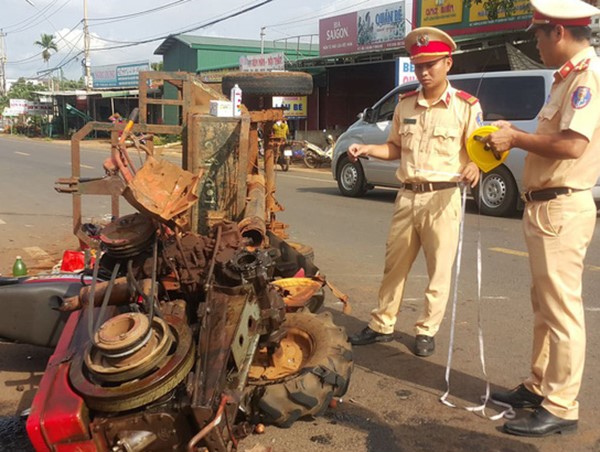 Công nông đâm xe máy, 10 người nhập viện