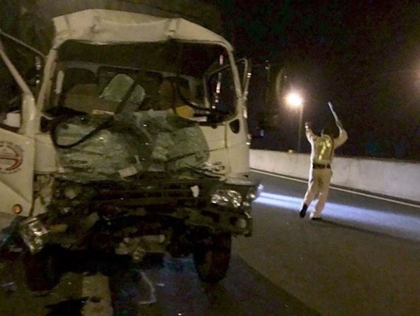 Đầu xe tải nát bét sau khi đâm đuôi container trên cao tốc