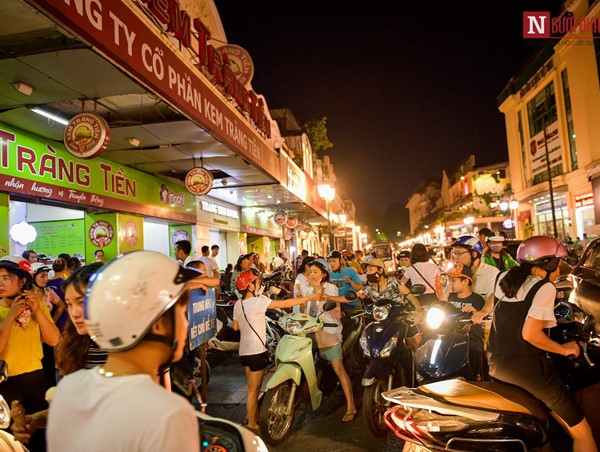 Hà Nội: Người dân dừng đỗ xe “giải nhiệt” gây ùn tắc giao thông.