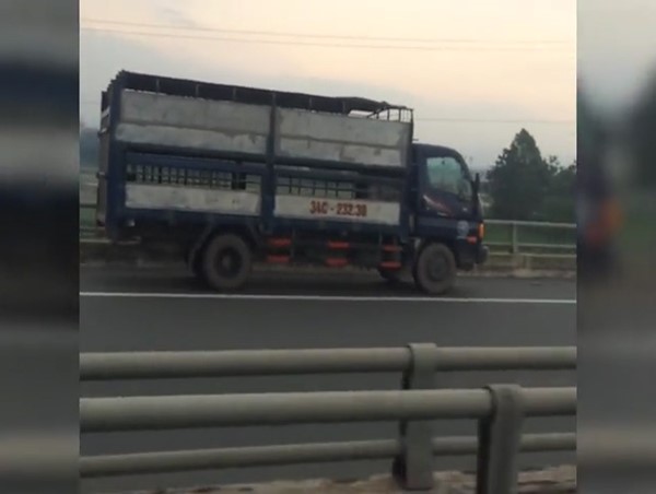 Hoảng hồn với cách phóng xe ngược chiều 'kiểu tự sát' trên cao tốc