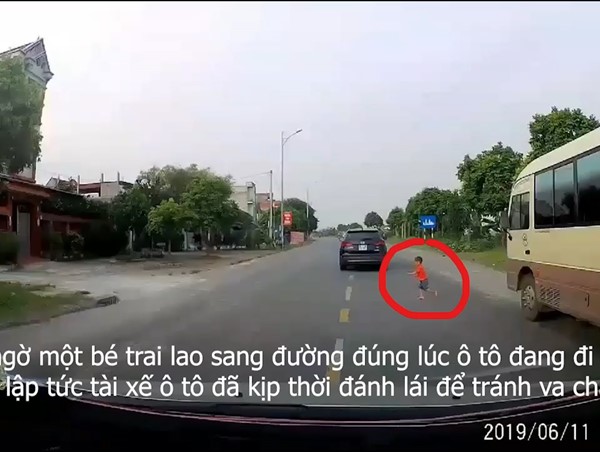 Tài xế ô tô đánh lái xuất thần cứu bé trai sang đường