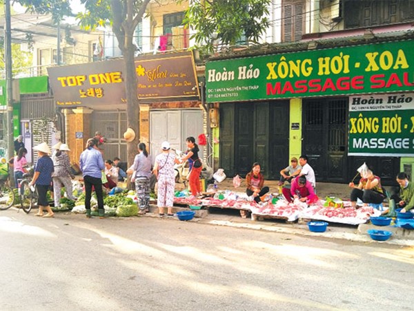 Chợ "cóc" lấn chiếm lòng đường, vỉa hè gây cản trở giao thông