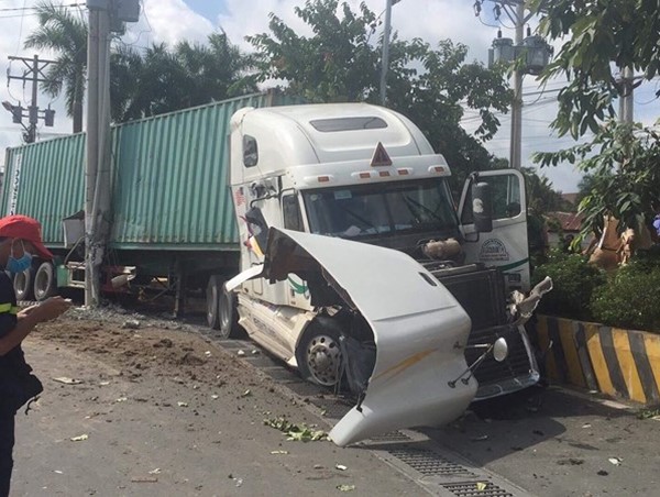 Tai nạn kinh hoàng ở TP Hồ Chí Minh: Xe container tông ô tô con, 5 người tử vong