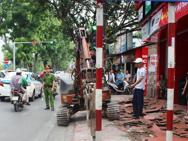 Giải tỏa vi phạm, chống ùn tắc giao thông trên đường Láng