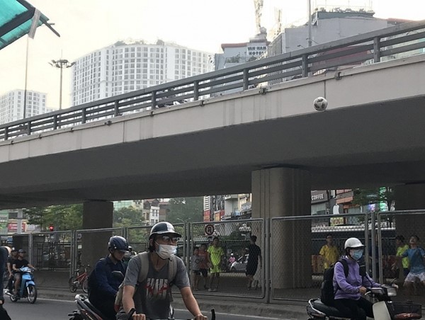 Nguy hiểm rình rập ở sân bóng tự phát dưới gầm cầu vượt Ngã Tư Sở