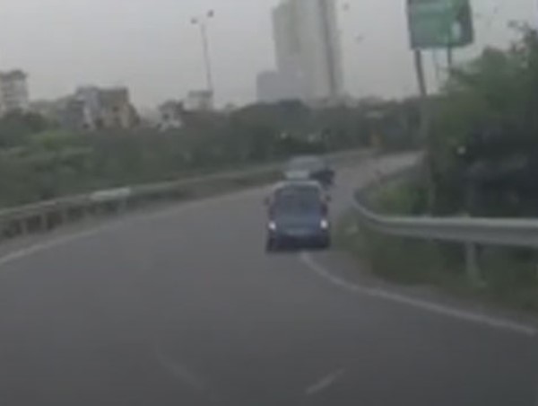 Taxi liều mạng đi lùi trên đoạn đường cua cao tốc Pháp Vân - Cầu Giẽ