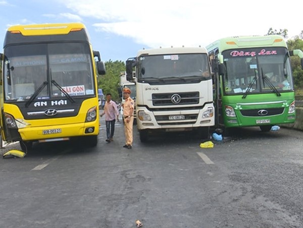 Mất lái khi đổ đèo, xe tải gây tai nạn liên hoàn