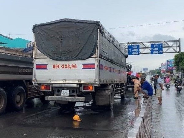 2 thanh niên chết thảm khi chạy xe máy vào làn ô tô trên QL 51