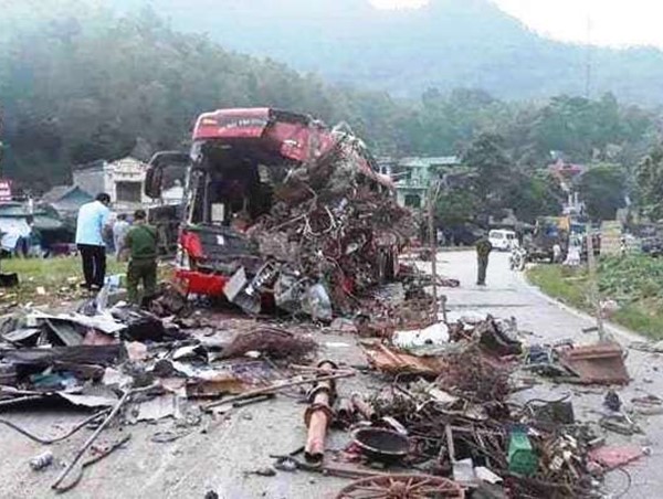 Vụ xe tải đâm xe khách ở Hòa Bình: Xe tải lấn làn, chạy quá tốc độ