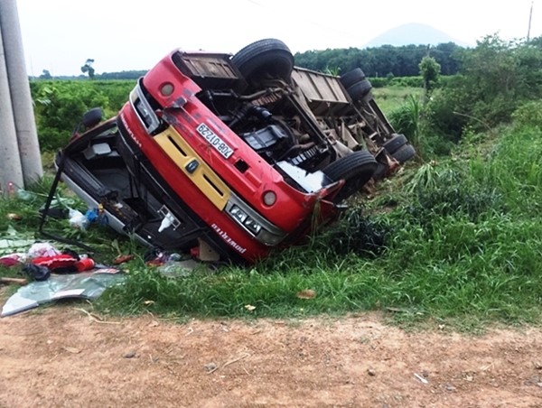 Xe tải đâm xe khách chở công nhân khiến 14 người nhập viện