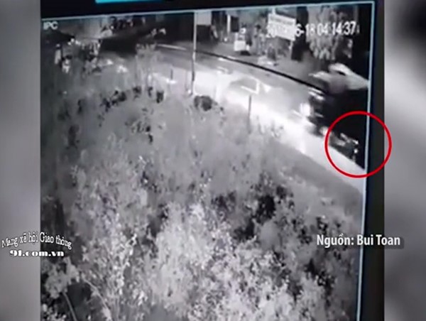 Clip: Xe tải cán tử vong người phụ nữ đi xe máy rồi rời khỏi hiện trường 