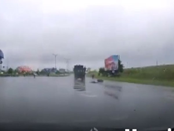 Clip tai nạn nghiêm trọng cho thấy sai lầm mà người đi xe máy thường mắc