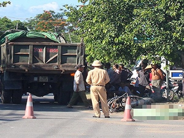 Quảng Trị: Va chạm với xe ben, 3 mẹ con đi xe máy thương vong