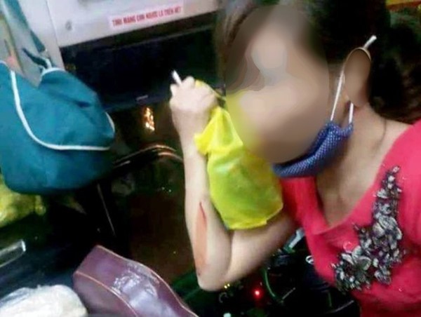 Thanh Hóa: Truy tìm nhóm người ném vỡ kính xe khách khiến một phụ nữ bị thương