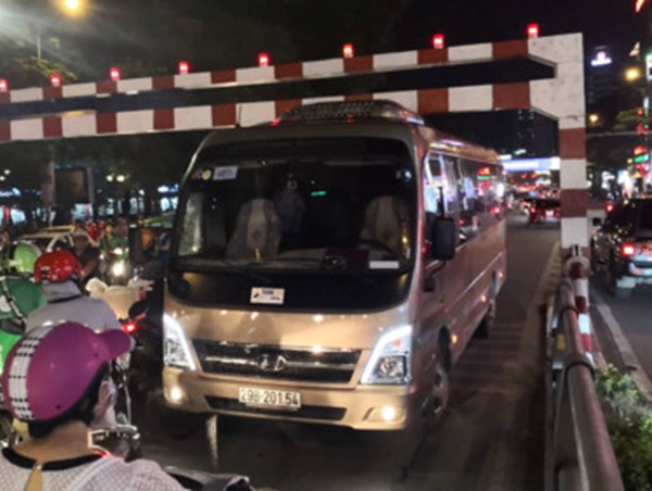 Tước giấy phép lái xe 2 tháng đối với tài xế 29 chỗ mắc kẹt trên cầu vượt Thái Hà