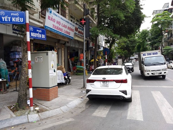 Đỗ xe theo kiểu “thách thức” pháp luật