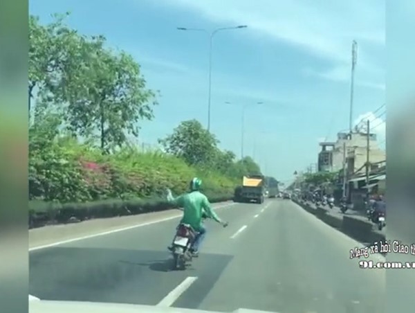 'Thanh niên Grab' buông tay khi điều khiển xe máy, đánh võng trên quốc lộ
