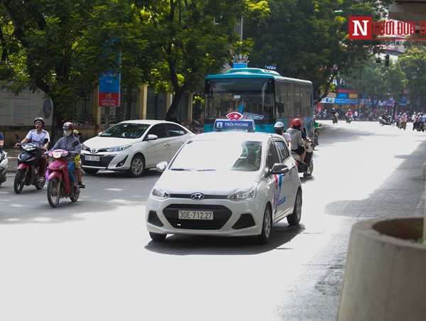 Hà Nội: Taxi ngang nhiên di chuyển trong đường cấm