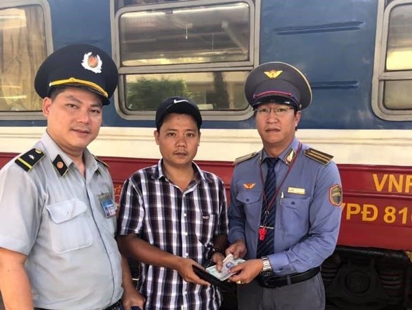 Trưởng tàu tìm khách trả lại gần chục triệu đồng bỏ quên 