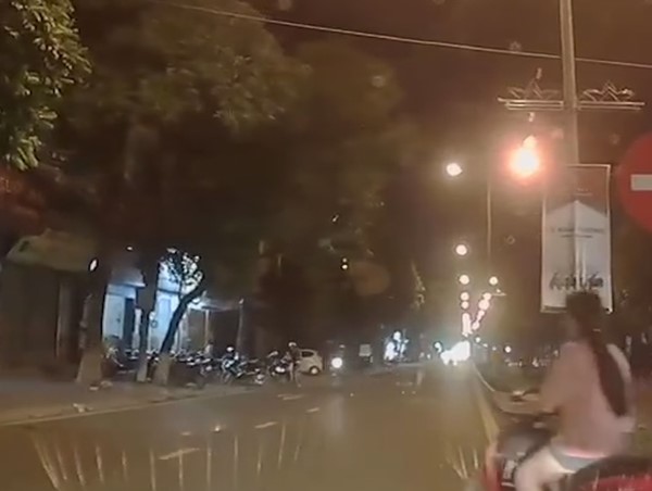 Hú vía cảnh cô gái đi xe máy không đội mũ bảo hiểm sang đường kiểu tự sát
