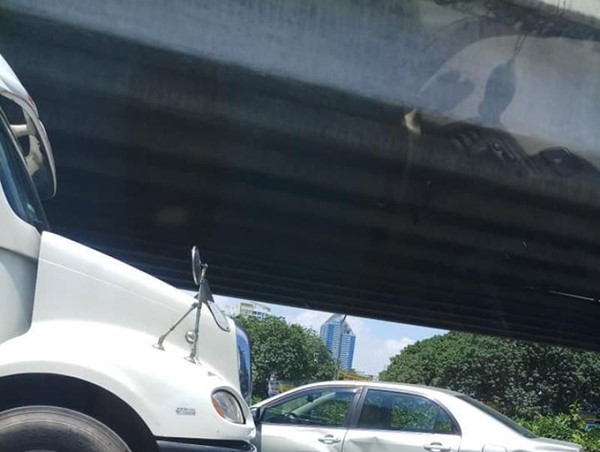 Hà Nội: Xe container tông xe biển xanh, đường vành đai 3 ùn tắc