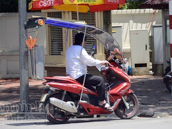 Nguy cơ tai nạn khi xe máy “độ” thêm mái che tránh nắng