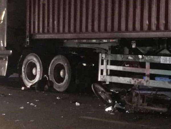 Xe máy 'kẹp ba' va vào xe container, nữ sinh lớp 10 tử vong