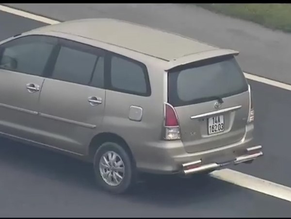 Bất chấp nguy hiểm, Innova lùi xe trên cao tốc Hà Nội - Hải Phòng