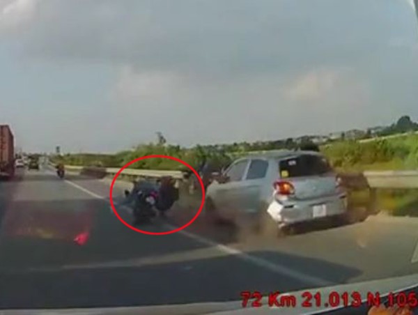 Đôi nam nữ suýt mất mạng vì tông vào ô tô đỗ xe mua ổi trên quốc lộ