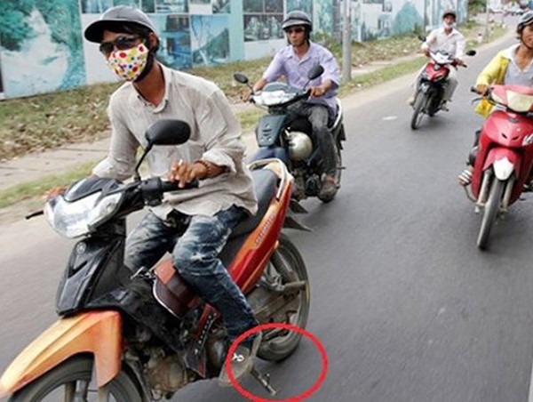 Mức phạt cho hành vi quên gạt chân chống xe máy khi di chuyển