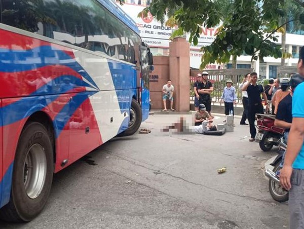 Hà Nội: Va chạm với xe khách, người đàn ông đi bộ bị cán nát một bên chân 