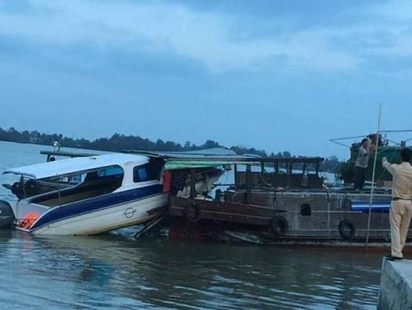 Ca nô du lịch tông trúng ghe gỗ khiến 3 người thương vong