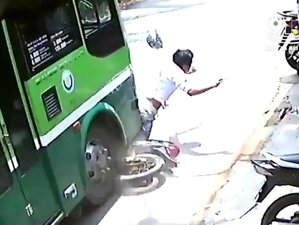 Ra đường thiếu quan sát, người đàn ông bị xe buýt húc văng