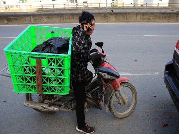 Người đàn ông say nắng, đâm xe máy vào đuôi ô tô trên con đường “nóng” nhất Hà Nội
