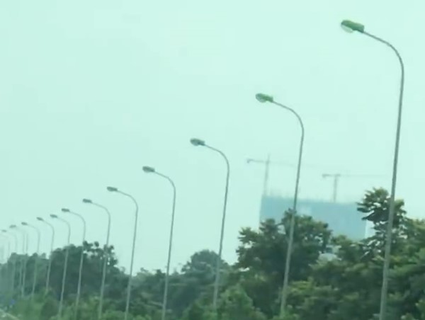 Clip: Bất chấp nguy hiểm, xe máy vẫn vô tư đi vào làn ô tô trên đại lộ Thăng Long