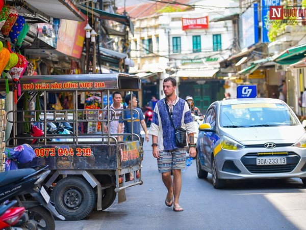 Xe cộ, hàng quán “nuốt” vỉa hè phố cổ Hà Nội