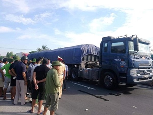 Va chạm với xe đầu kéo, ông lão 71 tuổi tử vong