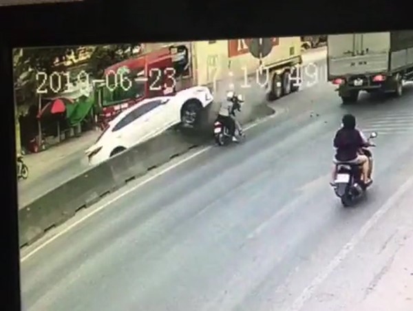 Hãi hùng cảnh xe container ủi xe con lên dải phân cách