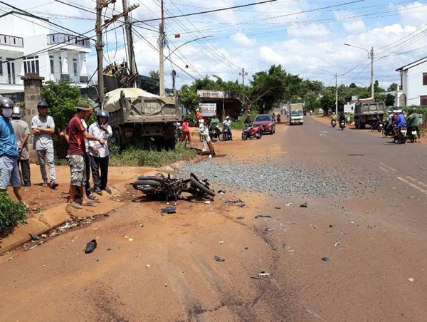 Đắk Lắk: Xe tải tông liên hoàn, 2 người thương vong, gần 600 hộ dân mất điện