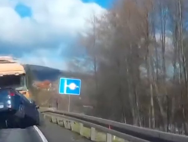 Clip: Xe container nổ lốp gây tai nạn kinh hoàng