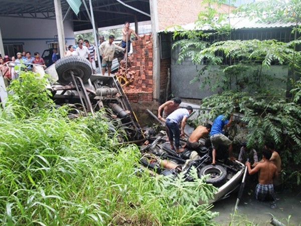 Xe cẩu và ô tô 7 chỗ cùng rơi xuống nước, ít nhất 5 người thương vong